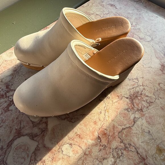 AE Women's Bohemian Heeled Clog - Picture 2 of 8